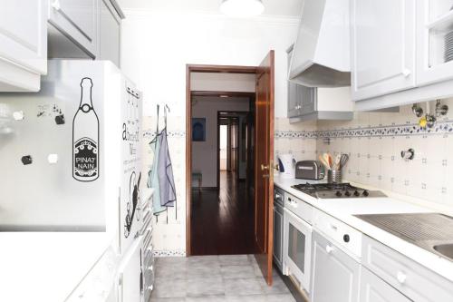 Konyha, Cascais Guia’s Gorgeous & Spacious Apartment in Bairro do Rosario Konyha, Cascais Guia’s Gorgeous & Spacious Apartment in Bairro do Rosario