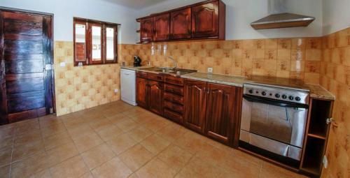 مطبخ, Refined Villa near Catanhede with Private Pool in كانتانهيد مطبخ, Refined Villa near Catanhede with Private Pool in كانتانهيد
