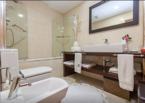 ห้องน้ำ, Luxurious House in Braga with Pool in บาร์เรย์โรส ห้องน้ำ, Luxurious House in Braga with Pool in บาร์เรย์โรส