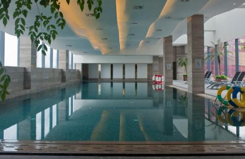 Swimming pool, Holiday Inn Shanghai Songjiang By IHG in SongJiang and University Town Swimming pool, Holiday Inn Shanghai Songjiang By IHG in SongJiang and University Town