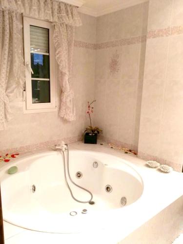 Fürdőszoba, Spacious house with pool and garden in Congosto in Arroyo de La Miel Fürdőszoba, Spacious house with pool and garden in Congosto in Arroyo de La Miel