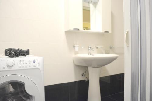 Bathroom, One bedroom appartement with terrace and wifi at Reggio Calabria 2 km away from the beach in Stadio Bathroom, One bedroom appartement with terrace and wifi at Reggio Calabria 2 km away from the beach in Stadio