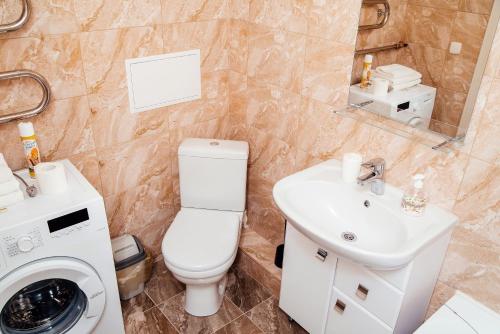 Bathroom, КВАРТИРНОЕ БЮРО Однокомнатные апартаменты на Ленинградскои 68 in Togliatti Bathroom, КВАРТИРНОЕ БЮРО Однокомнатные апартаменты на Ленинградскои 68 in Togliatti