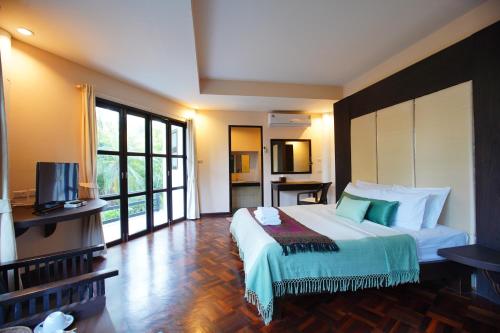 Shared lounge/TV area, Tanaosri Resort Pranburi in Pranburi Shared lounge/TV area, Tanaosri Resort Pranburi in Pranburi