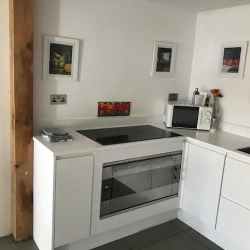 Sleeps 6 Rural Contemporary Oak Framed Light Airy House with Far Reaching Views in AONB in Chiddingfold Sleeps 6 Rural Contemporary Oak Framed Light Airy House with Far Reaching Views in AONB in Chiddingfold