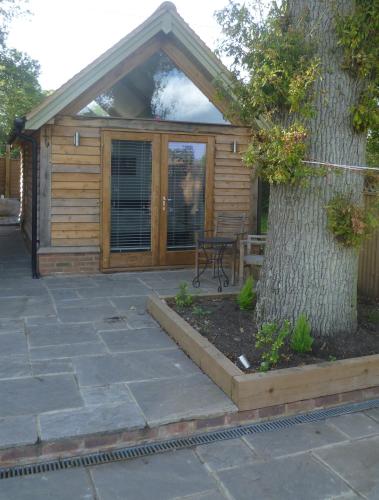 Sleeps 6 Rural Contemporary Oak Framed Light Airy House with Far Reaching Views in AONB in Chiddingfold Sleeps 6 Rural Contemporary Oak Framed Light Airy House with Far Reaching Views in AONB in Chiddingfold