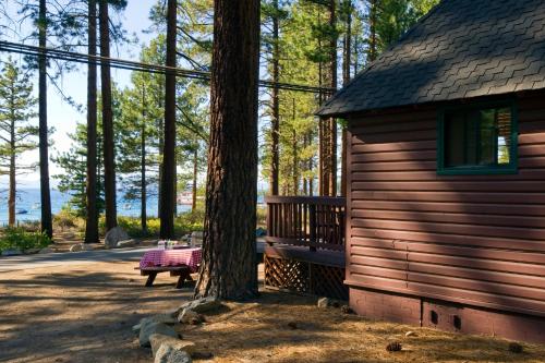 在meiguo.com看到的The Cabins at Zephyr Cove的介绍图片