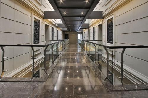 Cape Royale 1 Bedroom Luxury Apartments with Mountain View