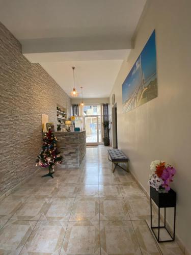 Lobby, Hotel de Normandie in Gournay-En-Bray Lobby, Hotel de Normandie in Gournay-En-Bray