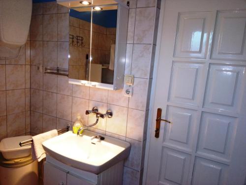 Bathroom, Szivarvany Apartman in Kastelykert Bathroom, Szivarvany Apartman in Kastelykert
