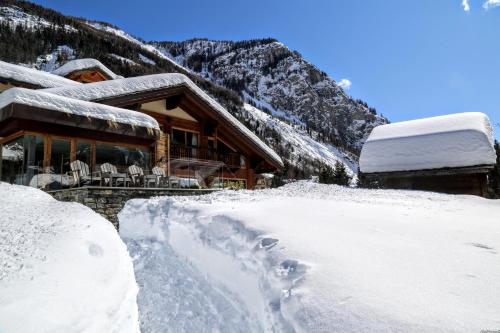 Vista exterior, Auberge De La Maison in Courmayeur Vista exterior, Auberge De La Maison in Courmayeur