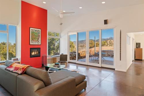 Butterfly House - Spectacular Modern Design and Mountain Views - NEW LISTING in Taos