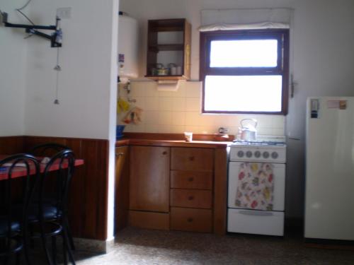 Kitchen, PH a 1 cuadra de la playa, 2 amb, patio y parrilla in Villa Gesell Kitchen, PH a 1 cuadra de la playa, 2 amb, patio y parrilla in Villa Gesell