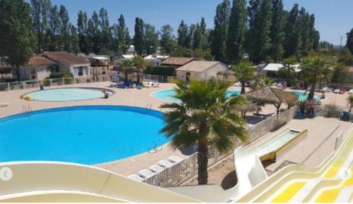 Swimming pool, Mobilhome beaux volumes ES40 in Cais Swimming pool, Mobilhome beaux volumes ES40 in Cais