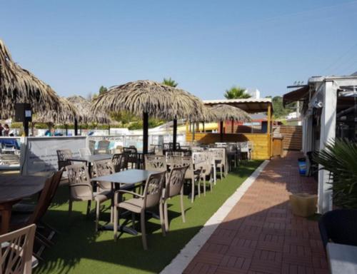 Restaurant, Mobilhome beaux volumes ES40 in Cais Restaurant, Mobilhome beaux volumes ES40 in Cais