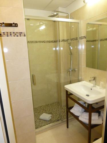 Bathroom, Hotel Capitole in Beausoleil Bathroom, Hotel Capitole in Beausoleil