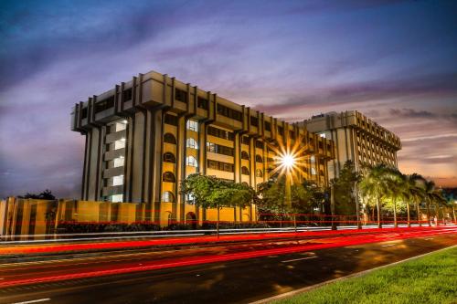 Entrance, Clarion Inn & Suites Miami International Airport in Miami (FL) Entrance, Clarion Inn & Suites Miami International Airport in Miami (FL)