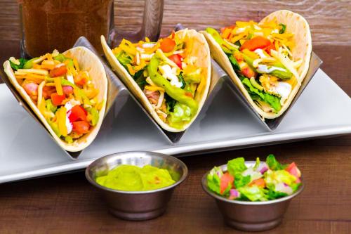 Food and beverages, Clarion Inn & Suites Miami International Airport in Miami (FL) Food and beverages, Clarion Inn & Suites Miami International Airport in Miami (FL)