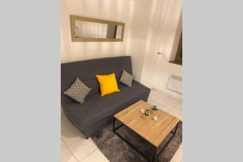 Guestroom, Appart campagne - Proche Paris - Parking prive in Meulan-en-Yvelines Guestroom, Appart campagne - Proche Paris - Parking prive in Meulan-en-Yvelines