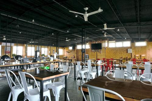 Restaurant, Hotel Good Night near Forest and Bird Garden Restaurant, Hotel Good Night near Forest and Bird Garden