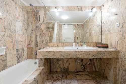 Łazienka, LovelyStay - Charming 3BR Flat w/ Free Parking in Devesas in Vila Nova De Gaia Łazienka, LovelyStay - Charming 3BR Flat w/ Free Parking in Devesas in Vila Nova De Gaia