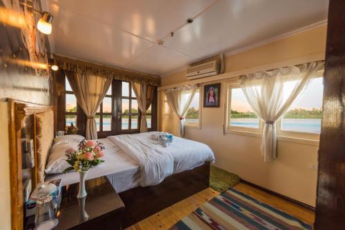 Dahabiya ECO Queen Cleopatra in Esna Dahabiya ECO Queen Cleopatra in Esna