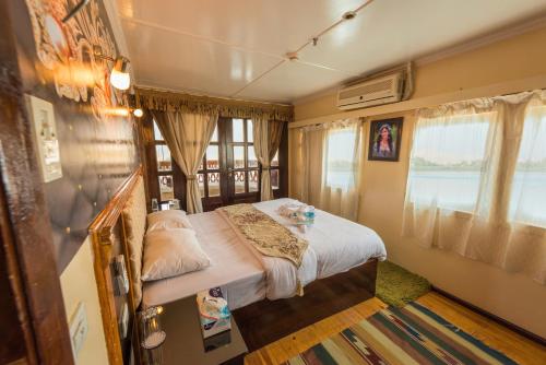 Guestroom, Dahabiya ECO Queen Cleopatra in Esna Guestroom, Dahabiya ECO Queen Cleopatra in Esna