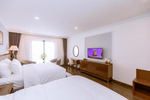 Shared lounge/TV area, GLORY Resort near Duong Lam Ancient Village Shared lounge/TV area, GLORY Resort near Duong Lam Ancient Village