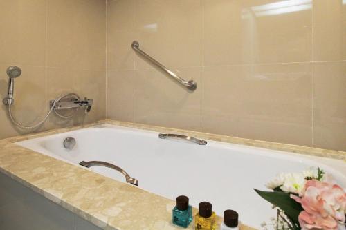 Badkamer, The Imperial Hotel and Convention Centre Korat in Nakhonratchasima Badkamer, The Imperial Hotel and Convention Centre Korat in Nakhonratchasima