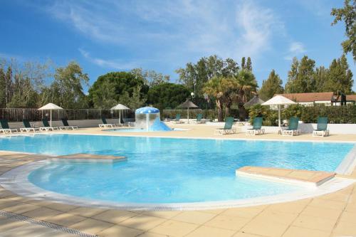 Piscine, Azureva Le Grau du Roi in Le Grau du Roi Piscine, Azureva Le Grau du Roi in Le Grau du Roi