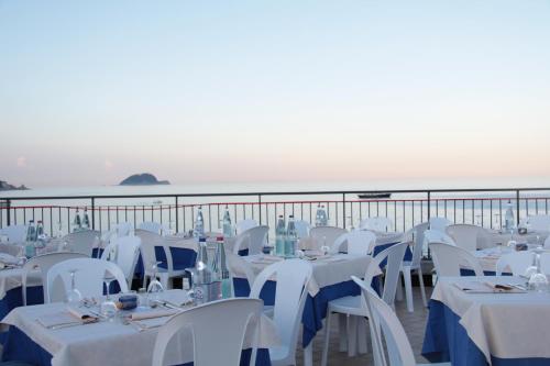Hotel Nuovo Al Mare in Αλάσιο Hotel Nuovo Al Mare in Αλάσιο