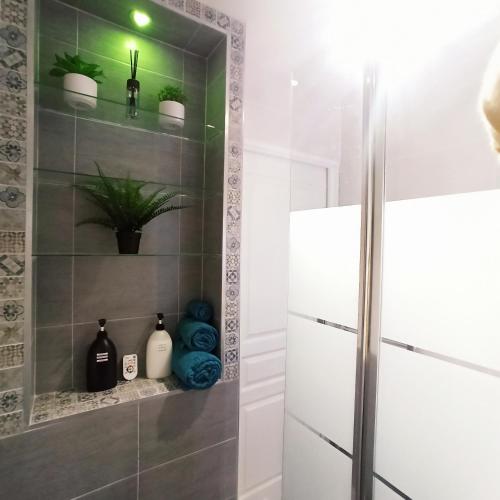 Bathroom, L'appart du Petit Prince By Beds4Wanderlust - Fabuleux T2 avec jardin - Gare Plaisir Grignon in Plaisir Bathroom, L'appart du Petit Prince By Beds4Wanderlust - Fabuleux T2 avec jardin - Gare Plaisir Grignon in Plaisir