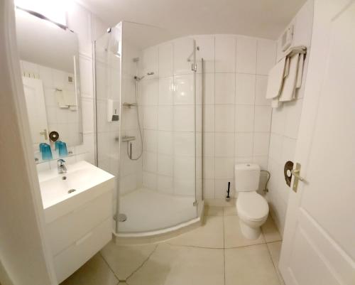 ห้องน้ำ, Hebergement confort Comfortlogies La Fontanella in ลา โรเช่-เอน-อาร์เดนเน่ ห้องน้ำ, Hebergement confort Comfortlogies La Fontanella in ลา โรเช่-เอน-อาร์เดนเน่