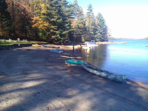 Beach, Little Hawk Resort & Marina in Algonquin Highlands (ON) Beach, Little Hawk Resort & Marina in Algonquin Highlands (ON)