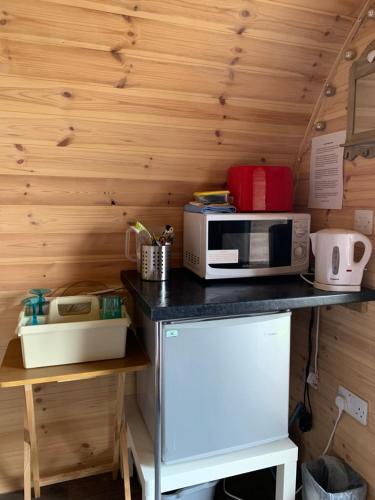Létesítmények, Poplars Farm Site Glamping Pods Adults only with separate, private shower rooms in Hulland Ward Létesítmények, Poplars Farm Site Glamping Pods Adults only with separate, private shower rooms in Hulland Ward