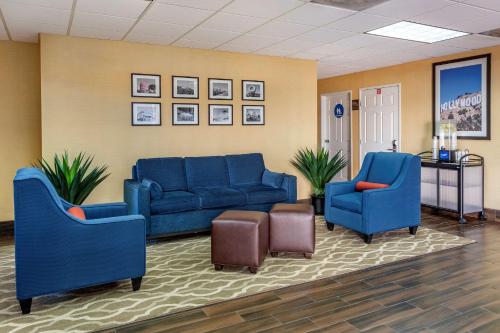 Comfort Inn & Suites Near Universal - North Hollywood – Burbank - main image
