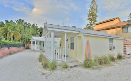 Charming Beach Cottage Steps to Siesta Beach and Village Shops and Restaurants Sarasota