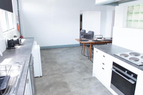 Kitchen, Oasis on Beamish Hotel near Lakemba Mosque Kitchen, Oasis on Beamish Hotel near Lakemba Mosque