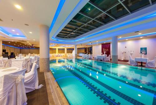 Úszómedence, Yucesoy Liva Hotel Spa & Convention Center Mersin in Mersin Úszómedence, Yucesoy Liva Hotel Spa & Convention Center Mersin in Mersin