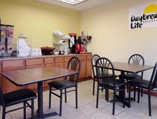 Restaurant, Days Inn by Wyndham Athens in Athens (OH) Restaurant, Days Inn by Wyndham Athens in Athens (OH)