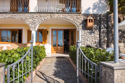 Villa Savina - Elegant Family Villa Overlooks Amalfi Coast -