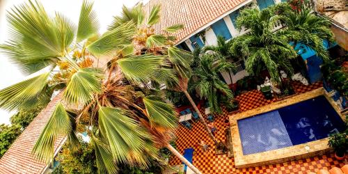 Aerial view of one of the best Cartagena hostels showing a courtyard with a pool and a few palm trees.