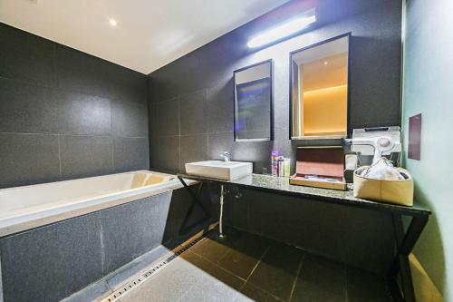 Bathroom, Myeongjak Hotel in Chuncheon-si Bathroom, Myeongjak Hotel in Chuncheon-si