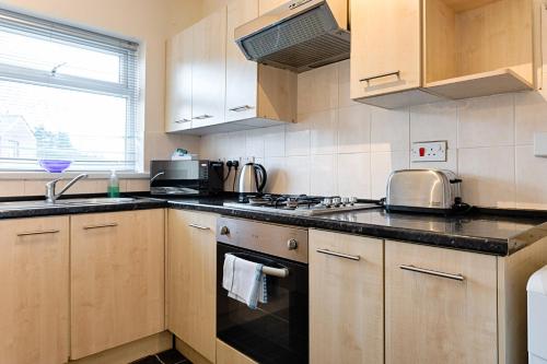 keuken, Contractor Base - TVs in Rooms - M4 Nearby in Morriston keuken, Contractor Base - TVs in Rooms - M4 Nearby in Morriston