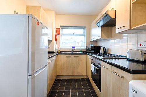 keuken, Contractor Base - TVs in Rooms - M4 Nearby in Morriston keuken, Contractor Base - TVs in Rooms - M4 Nearby in Morriston