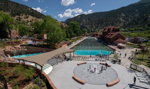 Swimming pool, Glenwood Hot Springs Resort in Glenwood Springs (CO) Swimming pool, Glenwood Hot Springs Resort in Glenwood Springs (CO)
