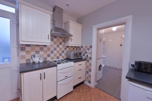 廚房, 10minDriveCliffsOfMoher-Cozy2Br-Parking-WiFi in 拉欣奇 廚房, 10minDriveCliffsOfMoher-Cozy2Br-Parking-WiFi in 拉欣奇