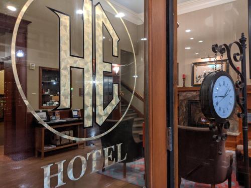 Bejárat, Hotel Elliott in Astoria (Oregon) Bejárat, Hotel Elliott in Astoria (Oregon)