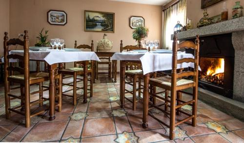 Pub/Lounge, Hotel Rural El Paraiso de Gredos in Cuevas Del Valle Pub/Lounge, Hotel Rural El Paraiso de Gredos in Cuevas Del Valle