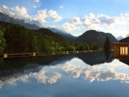 Szabadtéri fürdő, Schloss Elmau Luxury Spa Retreat & Cultural Hideaway in Krun Szabadtéri fürdő, Schloss Elmau Luxury Spa Retreat & Cultural Hideaway in Krun